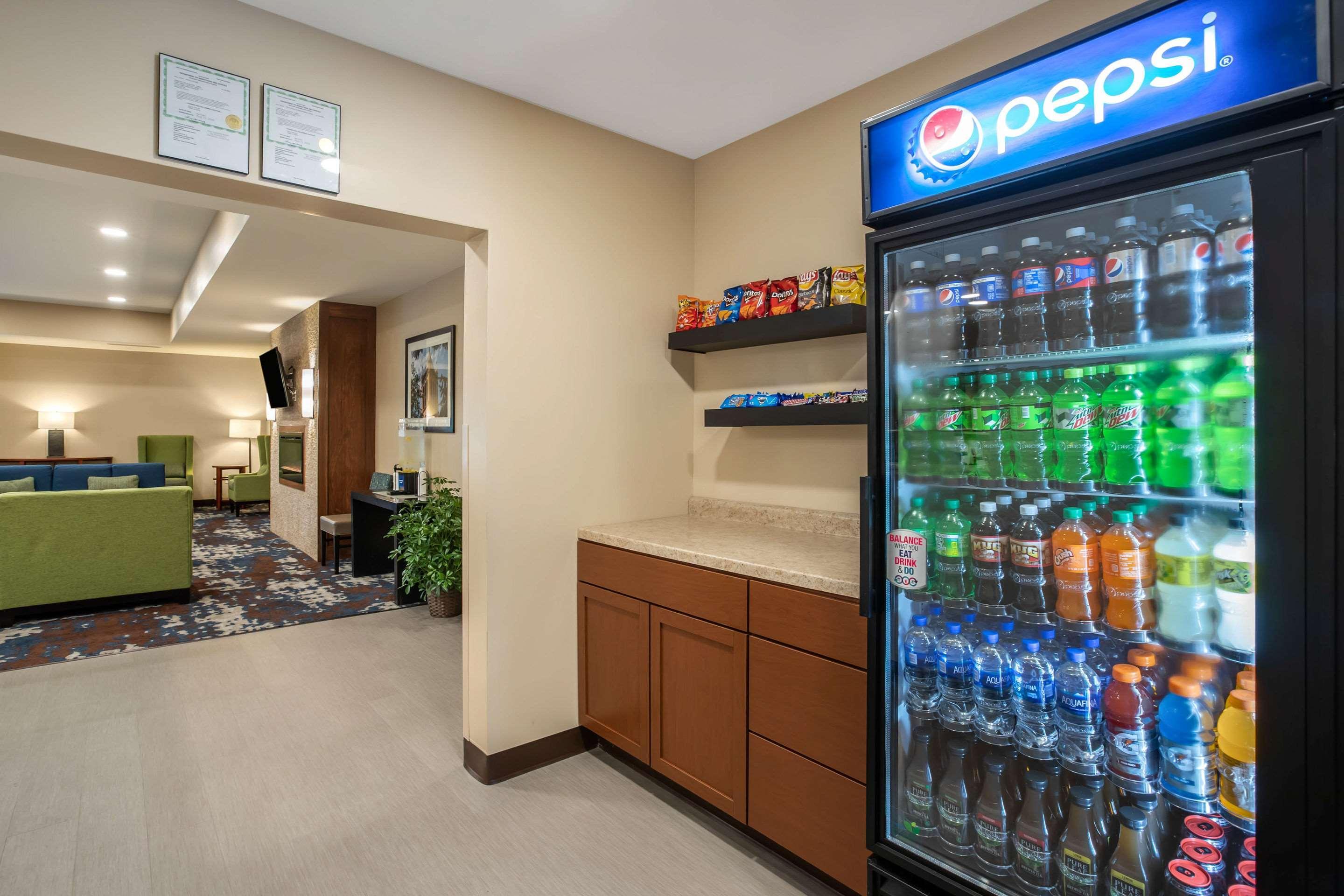 Comfort Inn & Suites Ames Near Isu Campus Luaran gambar